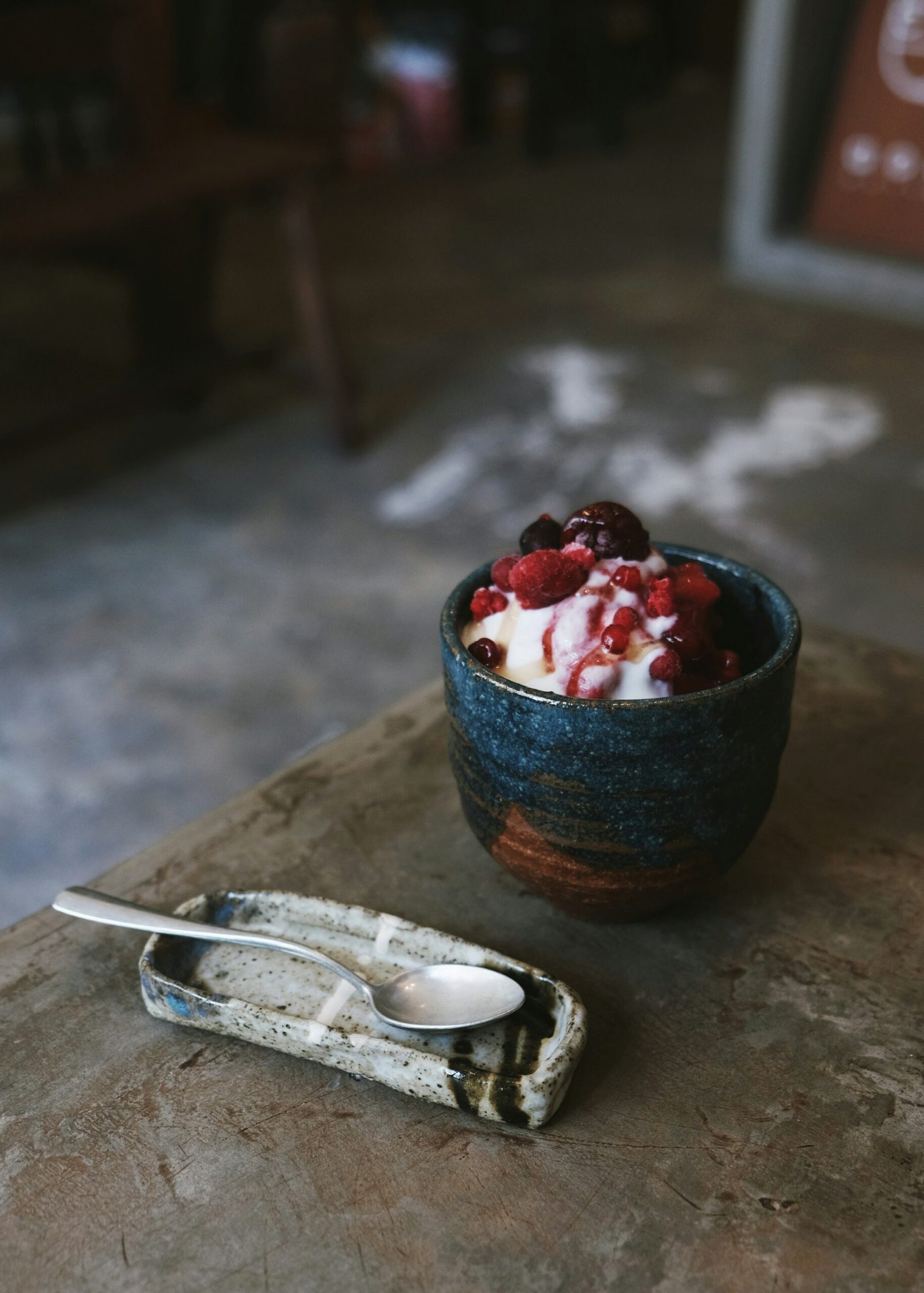 10 Easy and Healthy Breakfast Recipes Using Yoghurt Ice cream with berries in bowl