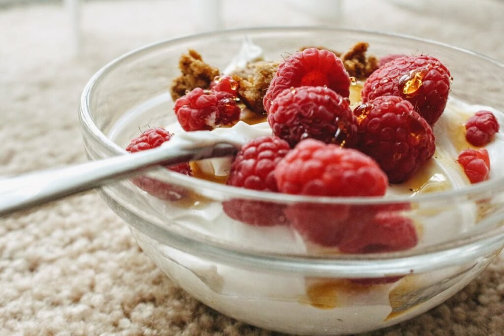 Frozen yoghurt with raspberries and granola